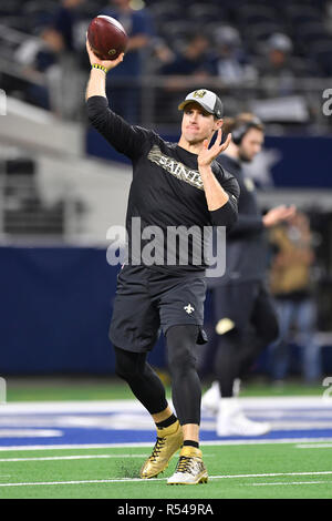 Arlington, Texas, USA. 29 Nov, 2018. New Orleans Saints Quarterback Drew Brees (9) erwärmt sich vor der NFL Spiel zwischen den New Orleans Saints und die Dallas Cowboys bei AT&T Stadium in Arlington, Texas. Shane Roper/Cal Sport Media/Alamy leben Nachrichten Stockfoto