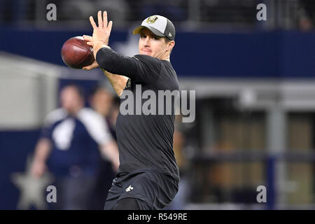 Arlington, Texas, USA. 29 Nov, 2018. New Orleans Saints Quarterback Drew Brees (9) erwärmt sich vor der NFL Spiel zwischen den New Orleans Saints und die Dallas Cowboys bei AT&T Stadium in Arlington, Texas. Shane Roper/Cal Sport Media/Alamy leben Nachrichten Stockfoto