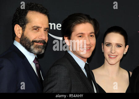 New York, NY, USA. 29 Nov, 2018. Tony SHalhoub, Michael Zegen und Rachel Brosnahan am Amazon Prime Video Original Serie Premiere der wunderbaren Frau Maisel am Pariser Theater in New York City am 29. November 2018. Quelle: John Palmer/Medien Punch/Alamy leben Nachrichten Stockfoto