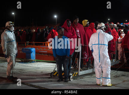 Malaga, Malaga, Spanien. Malaga, Spanien. 29 Nov, 2018. Migranten warten in einer Warteschlange vor 13.00 nach Ihrer Ankunft im Hafen von Malaga. Spaniens Maritime Rescue Service gerettet 237 Migranten an Bord 13 Jollen auf der Alboran See, und brachte sie nach Malaga Hafen, von wo aus sie durch das Spanische Rote Kreuz unterstützt wurden. Credit: Jesus Merida/SOPA Images/ZUMA Draht/Alamy leben Nachrichten Stockfoto