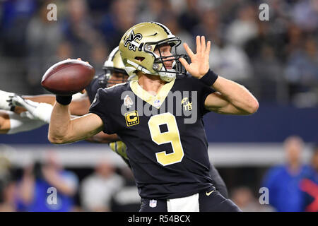 Arlington, Texas, USA. 29 Nov, 2018. New Orleans Saints Quarterback Drew Brees (9) passt den Ball in der ersten Hälfte der NFL Spiel zwischen den New Orleans Saints und die Dallas Cowboys bei AT&T Stadium in Arlington, Texas. Shane Roper/Cal Sport Media/Alamy leben Nachrichten Stockfoto