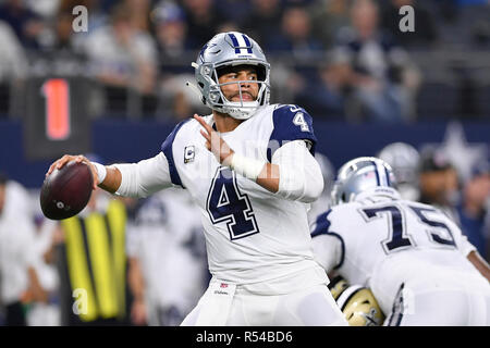 Arlington, Texas, USA. 29 Nov, 2018. Dallas Cowboys Quarterback Dak Prescott (4) passt den Ball in der ersten Hälfte der NFL Spiel zwischen den New Orleans Saints und die Dallas Cowboys bei AT&T Stadium in Arlington, Texas. Shane Roper/Cal Sport Media/Alamy leben Nachrichten Stockfoto