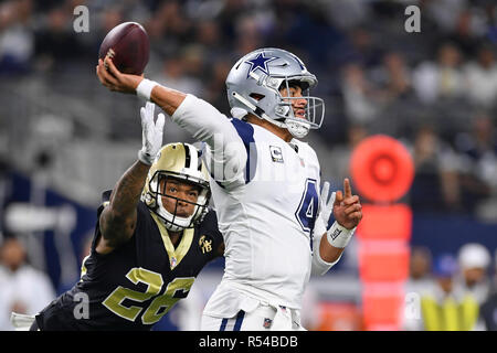 Arlington, Texas, USA. 29 Nov, 2018. Dallas Cowboys Quarterback Dak Prescott (4) passt den Ball in der ersten Hälfte der NFL Spiel zwischen den New Orleans Saints und die Dallas Cowboys bei AT&T Stadium in Arlington, Texas. Shane Roper/Cal Sport Media/Alamy leben Nachrichten Stockfoto