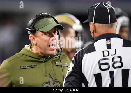 Arlington, Texas, USA. 29 Nov, 2018. New Orleans Saints Headcoach Sean Payton spricht mit einem Spiel Offizielle während der ersten Hälfte des NFL Spiel zwischen den New Orleans Saints und die Dallas Cowboys bei AT&T Stadium in Arlington, Texas. Shane Roper/Cal Sport Media/Alamy leben Nachrichten Stockfoto