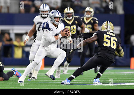 Arlington, Texas, USA. 29 Nov, 2018. Dallas Cowboys Quarterback Dak Prescott (4) kriecht aus der Tasche in der ersten Hälfte der NFL Spiel zwischen den New Orleans Saints und die Dallas Cowboys bei AT&T Stadium in Arlington, Texas. Shane Roper/Cal Sport Media/Alamy leben Nachrichten Stockfoto