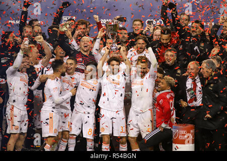 Harrison, NJ, USA. 29. Nov 2018. Michael Parkhurst (3) hebt die Trophäe nach Atlanta Vereinigten die New York Redbulls 3-1 auf die aggregierte gestürzt auf die MLS Cup Finale zu gelangen. Credit: Ben Nichols/Alamy leben Nachrichten Stockfoto