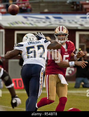 San Francisco, Kalifornien, USA. 2. Sep 2010. San Francisco 49ers Quarterback David Carr #5 Pässe über den Kopf der San Diego Chargers linebacker Larry Englisch #52 am Donnerstag, September 02, 2010 um Candlestick Park, San Francisco, Kalifornien. 49ers besiegten die Ladegeräte 17-14. Credit: Al Golub/ZUMA Draht/Alamy leben Nachrichten Stockfoto