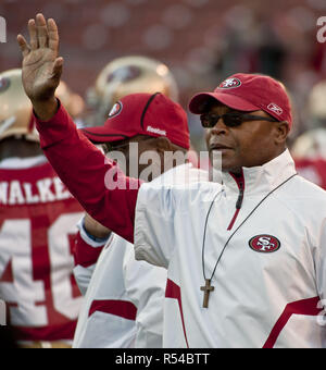 San Francisco, Kalifornien, USA. 2. Sep 2010. 49ers Head Coach Mike Singletary am Donnerstag, September 02, 2010 um Candlestick Park, San Francisco, Kalifornien. 49ers besiegten die Ladegeräte 17-14. Credit: Al Golub/ZUMA Draht/Alamy leben Nachrichten Stockfoto