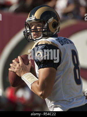 San Francisco, Kalifornien, USA. 14 Nov, 2010. t. Louis Rams Quarterback SAM Bradford #8 am Sonntag, 14. November 2010 im Candlestick Park, San Francisco, Kalifornien. Die 49ers besiegten die Rams 23-20. Credit: Al Golub/ZUMA Draht/Alamy leben Nachrichten Stockfoto