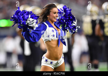 Arlington, Texas, USA. 29 Nov, 2018. Die Dallas Cowboys Cheerleaders durchführen, während der ersten Hälfte des NFL Spiel zwischen den New Orleans Saints und die Dallas Cowboys bei AT&T Stadium in Arlington, Texas. Shane Roper/Cal Sport Media/Alamy leben Nachrichten Stockfoto