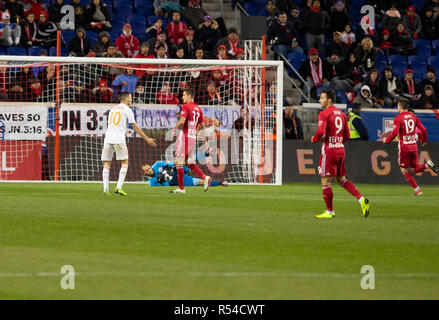 Harrison, NJ - November 29, 2018: Torhüter Luis Robles von Red Bulls speichert während 2 Bein MLS Cup Eastern Conference Finale gegen Atlanta Vereinigten bei Red Bull Arena United gewann 3 - 1 auf agregate Credit: Lev radin/Alamy leben Nachrichten Stockfoto