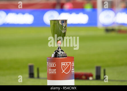 Harrison, NJ - 29. November 2018: Eastern Conference Trophy auf dem Display vor 2 Bein MLS Pokalspiel zwischen den Red Bulls und Atlanta Vereinigten bei Red Bull Arena United gewann 3 - 1 auf agregate Credit: Lev radin/Alamy leben Nachrichten Stockfoto