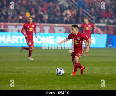 Harrison, NJ - November 29, 2018: Connor (5) der Red Bulls steuert Kugel während 2 Bein MLS Cup Eastern Conference Finale gegen Atlanta Vereinigten bei Red Bull Arena United gewann 3 - 1 auf agregate Credit: Lev radin/Alamy leben Nachrichten Stockfoto