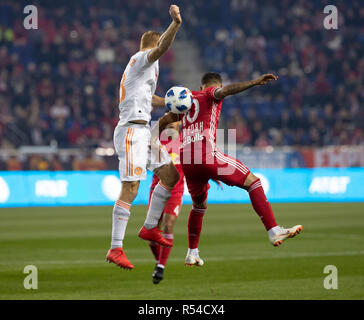 Harrison, NJ - 29. November 2018: Jeff Larentowicz (18) von Atlanta United & Alejandro Romero Gamarra Kaku (10) der Red Bulls Kampf für die Kugel während 2 Bein MLS Cup Eastern Conference Finale bei Red Bull Arena United gewann 3 - 1 auf agregate Credit: Lev radin/Alamy leben Nachrichten Stockfoto