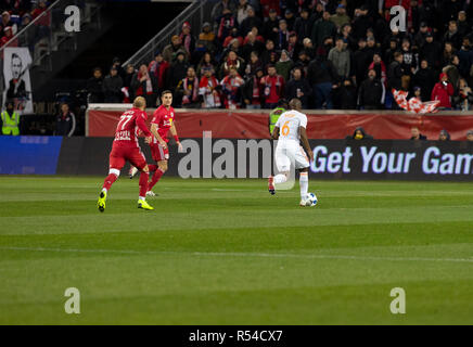 Harrison, NJ - 29. November 2018: Darlington Nagbe (6) Atlanta United controls Kugel während 2 Bein MLS Cup Eastern Conference Finale gegen Red Bulls bei Red Bull Arena United gewann 3 - 1 auf agregate Credit: Lev radin/Alamy leben Nachrichten Stockfoto