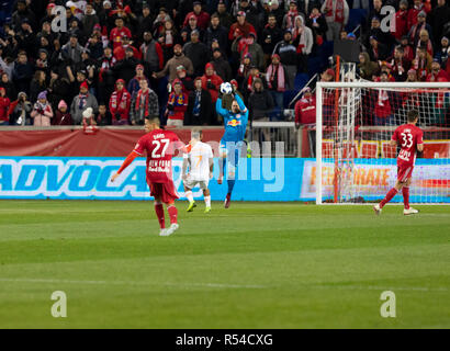 Harrison, NJ - November 29, 2018: Torhüter Luis Robles von Red Bulls speichert während 2 Bein MLS Cup Eastern Conference Finale gegen Atlanta Vereinigten bei Red Bull Arena United gewann 3 - 1 auf agregate Credit: Lev radin/Alamy leben Nachrichten Stockfoto