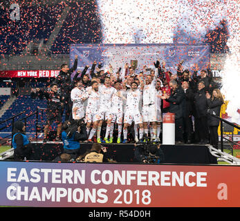 Harrison, NJ - 29. November 2018: Atlanta United und Beamte feiern gewinnen MLS Cup Eastern Conference Finale gegen Red Bulls bei Red Bull Arena United 3 gewonnen - 1 auf agregate Credit: Lev radin/Alamy leben Nachrichten Stockfoto