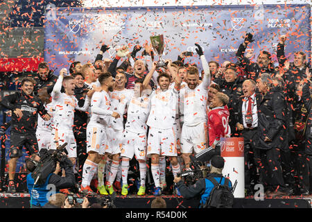 Harrison, NJ - 29. November 2018: Atlanta United und Beamte feiern gewinnen MLS Cup Eastern Conference Finale gegen Red Bulls bei Red Bull Arena United 3 gewonnen - 1 auf agregate Credit: Lev radin/Alamy leben Nachrichten Stockfoto