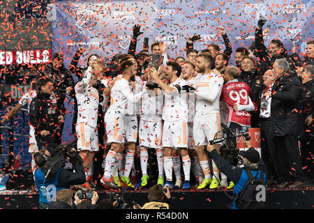 Harrison, NJ - 29. November 2018: Atlanta United und Beamte feiern gewinnen MLS Cup Eastern Conference Finale gegen Red Bulls bei Red Bull Arena United 3 gewonnen - 1 auf agregate Credit: Lev radin/Alamy leben Nachrichten Stockfoto