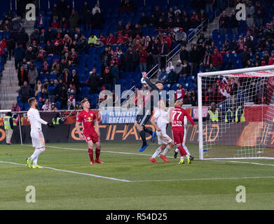Harrison, NJ - November 29, 2018: Torhüter Brad Guzan von Atlanta United speichert während 2 Bein MLS Cup Eastern Conference Finale gegen Red Bulls bei Red Bull Arena United gewann 3 - 1 auf agregate Credit: Lev radin/Alamy leben Nachrichten Stockfoto