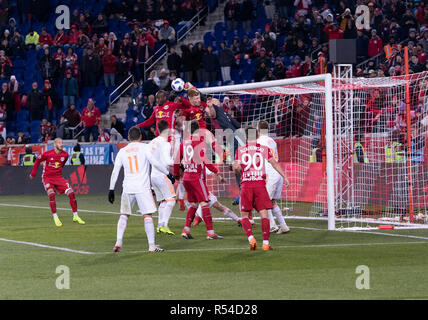 Harrison, NJ - November 29, 2018: Torhüter Brad Guzan von Atlanta United speichert während 2 Bein MLS Cup Eastern Conference Finale gegen Red Bulls bei Red Bull Arena United gewann 3 - 1 auf agregate Credit: Lev radin/Alamy leben Nachrichten Stockfoto
