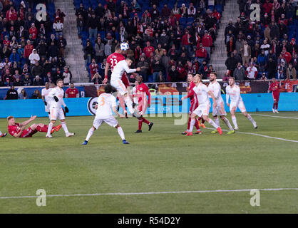 Harrison, NJ - November 29, 2018: Aaron Long (33) Red Bulls steuert Kugel während 2 Bein MLS Cup Eastern Conference Finale gegen Atlanta Vereinigten bei Red Bull Arena United gewann 3 - 1 auf agregate Credit: Lev radin/Alamy leben Nachrichten Stockfoto