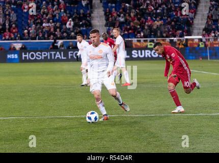 Harrison, NJ - 29. November 2018: Greg Garza (4) Atlanta United controls Kugel während 2 Bein MLS Cup Eastern Conference Finale gegen Red Bulls bei Red Bull Arena United gewann 3 - 1 auf agregate Credit: Lev radin/Alamy leben Nachrichten Stockfoto