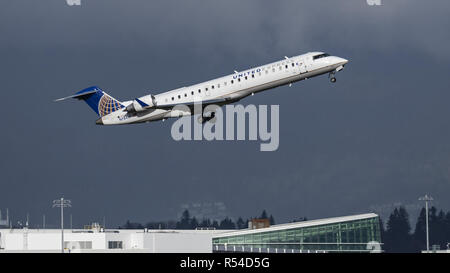 Richmond, British Columbia, Kanada. 27 Nov, 2018. Ein United Express Bombardier CRJ-700 (N 784 SK) Regional Jet Airliner, von SkyWest Airlines betrieben, zieht aus Vancouver International Airport. Credit: bayne Stanley/ZUMA Draht/Alamy leben Nachrichten Stockfoto