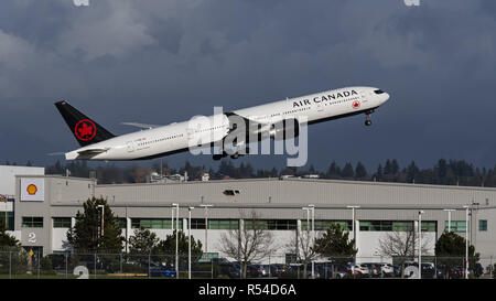 Richmond, British Columbia, Kanada. 27 Nov, 2018. Eine Air Canada Boeing 777-300ER C-FNNU) wide-Body Jet Airliner zieht aus Vancouver International Airport. Credit: bayne Stanley/ZUMA Draht/Alamy leben Nachrichten Stockfoto