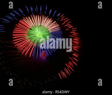 Buntes Feuerwerk im dunklen Hintergrund Nahaufnahme isoliert mit dem Platz für Text, Malta Fireworks Festival, 4. Juli, Tag der Unabhängigkeit, Neues Jahr, Stockfoto