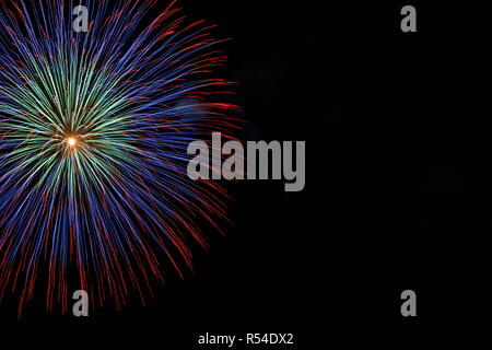 Buntes Feuerwerk im dunklen Hintergrund Nahaufnahme isoliert mit dem Platz für Text, Malta Fireworks Festival, 4. Juli, Tag der Unabhängigkeit, Neues Jahr, Stockfoto