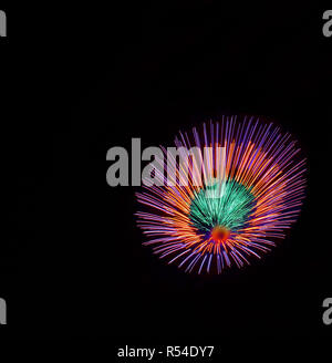 Buntes Feuerwerk im dunklen Hintergrund Nahaufnahme isoliert mit dem Platz für Text, Malta Fireworks Festival, 4. Juli, Tag der Unabhängigkeit, Neues Jahr, Stockfoto