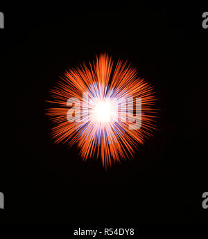 Buntes Feuerwerk im dunklen Hintergrund Nahaufnahme isoliert mit dem Platz für Text, Malta Fireworks Festival, 4. Juli, Tag der Unabhängigkeit, Neues Jahr, Stockfoto