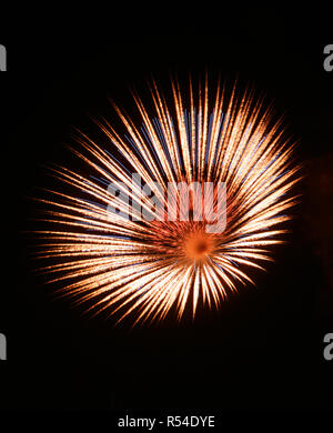 Buntes Feuerwerk im dunklen Hintergrund Nahaufnahme isoliert mit dem Platz für Text, Malta Fireworks Festival, 4. Juli, Tag der Unabhängigkeit, Neues Jahr, Stockfoto