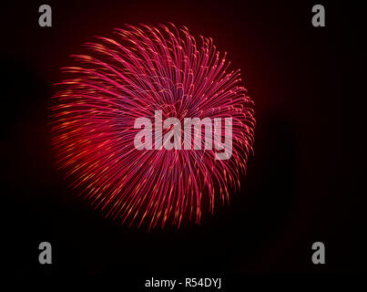 Buntes Feuerwerk im dunklen Hintergrund Nahaufnahme isoliert mit dem Platz für Text, Malta Fireworks Festival, 4. Juli, Tag der Unabhängigkeit, Neues Jahr, Stockfoto