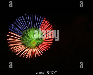 Buntes Feuerwerk im dunklen Hintergrund Nahaufnahme isoliert mit dem Platz für Text, Malta Fireworks Festival, 4. Juli, Tag der Unabhängigkeit, Neues Jahr, Stockfoto