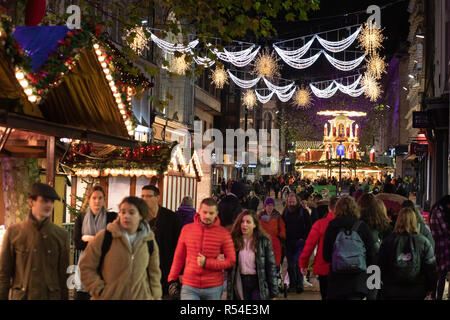 Weihnachtsbeleuchtung in der Umgebung des Frankfurt am deutschen Markt auf Neue Straße im Zentrum von Birmingham, England, UK. Stockfoto