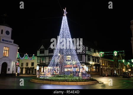 Weihnachtsbeleuchtung in der Bridge Street, Stratford-upon-Avon, England, Großbritannien Stockfoto