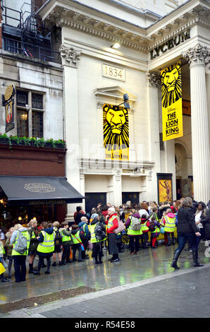 Disney's der König der Löwen" Musical im Lyceum Theatre, Wellington Street, London, England, UK. Matinee mit mehreren Parteien der Schulkinder besuchen Stockfoto