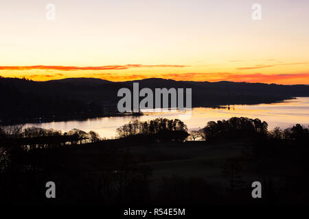 Dawn von Todd Crag, Loughrigg, über Ambleside im Lake District, England, auf den See Windermere. Stockfoto