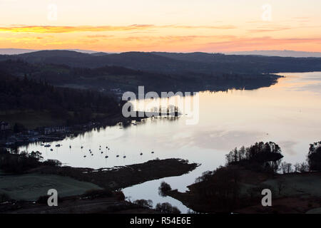 Dawn von Todd Crag, Loughrigg, über Ambleside im Lake District, England, auf den See Windermere. Stockfoto