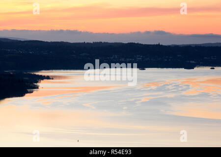 Dawn von Todd Crag, Loughrigg, über Ambleside im Lake District, England, auf den See Windermere. Stockfoto