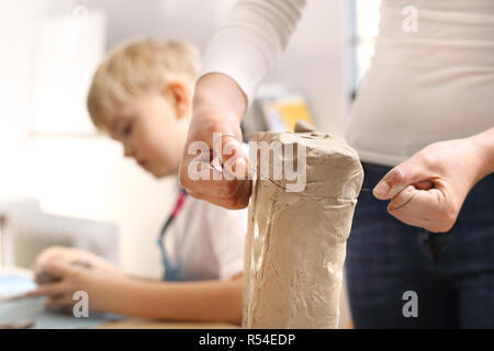 Einrasten der clay Block mit einer Vene. Animation für Kinder, Keramik und Ton Kinder Lehm aus der Ton im Studio der künstlerischen Keramik Stockfoto