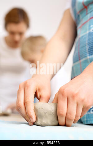 Keramische Werkstatt für Kinder. Kreative Kurse für Kinder. Keramik für Kinder. Stockfoto