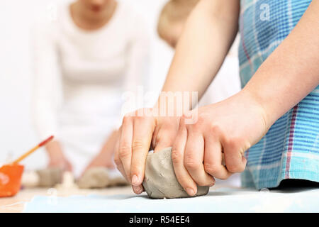 Keramische Werkstatt für Kinder. Kreative Kurse für Kinder. Keramik für Kinder. Stockfoto