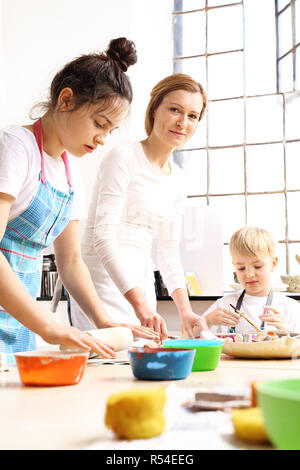 Keramische Werkstatt für Kinder. Kreative Kurse für Kinder. Keramik für Kinder. manuelle Workshops für Kinder, Ton spritzgießen Stockfoto