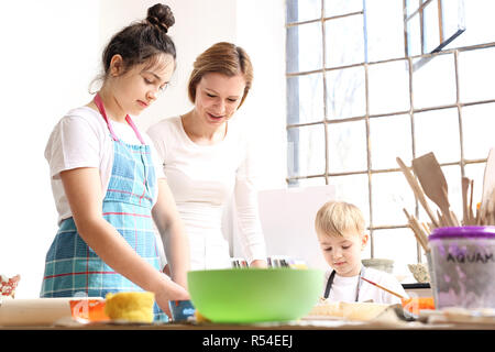 Keramische Werkstatt für Kinder. Kreative Kurse für Kinder. Keramik für Kinder. manuelle Workshops für Kinder, Ton spritzgießen Stockfoto