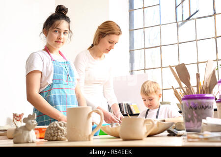 Keramische Werkstatt für Kinder. Kreative Kurse für Kinder. Keramik für Kinder. manuelle Workshops für Kinder, Ton spritzgießen Stockfoto