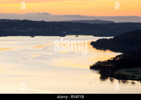 Dawn von Todd Crag, Loughrigg, über Ambleside im Lake District, England, auf den See Windermere. Stockfoto