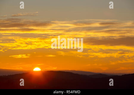 Dawn von Todd Crag, Loughrigg, über Ambleside im Lake District, England. Stockfoto